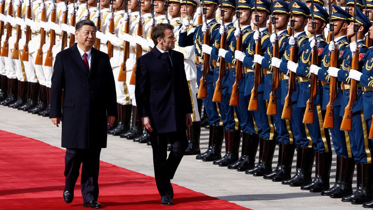 Le président chinois Xi Jinping et le président français Emmanuel Macron passent en revue les troupes lors d'une cérémonie officielle au Grand Hall du peuple, à Pékin, en Chine, le 6 avril 2023. REUTERS/Gonzalo Fuentes

