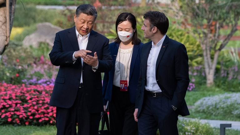 Xi Jinping ve Emmanuel Macron, Çin'in Guangzhou kentindeki Guandong eyaleti valisinin konutunun bahçesinde konuşuyor Piv:AP