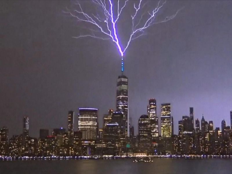 Watch the moment lightning strikes in New York City | US News | Sky News