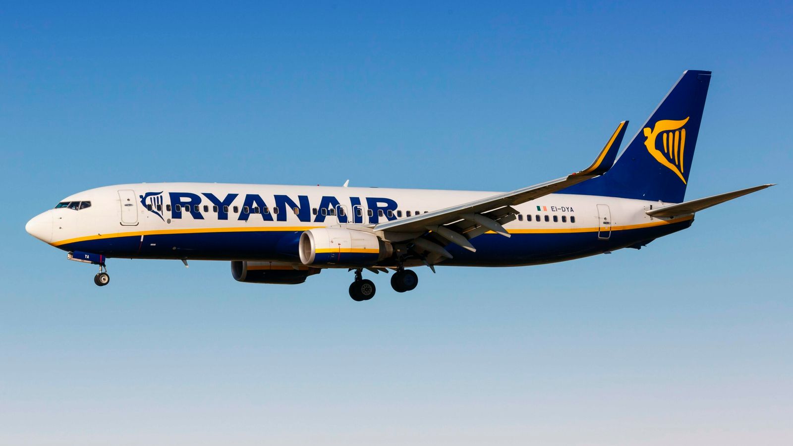 Ryanair operating 'full schedule' to wildfire-hit Greece as Europe heatwave fails to deter holidaymakers