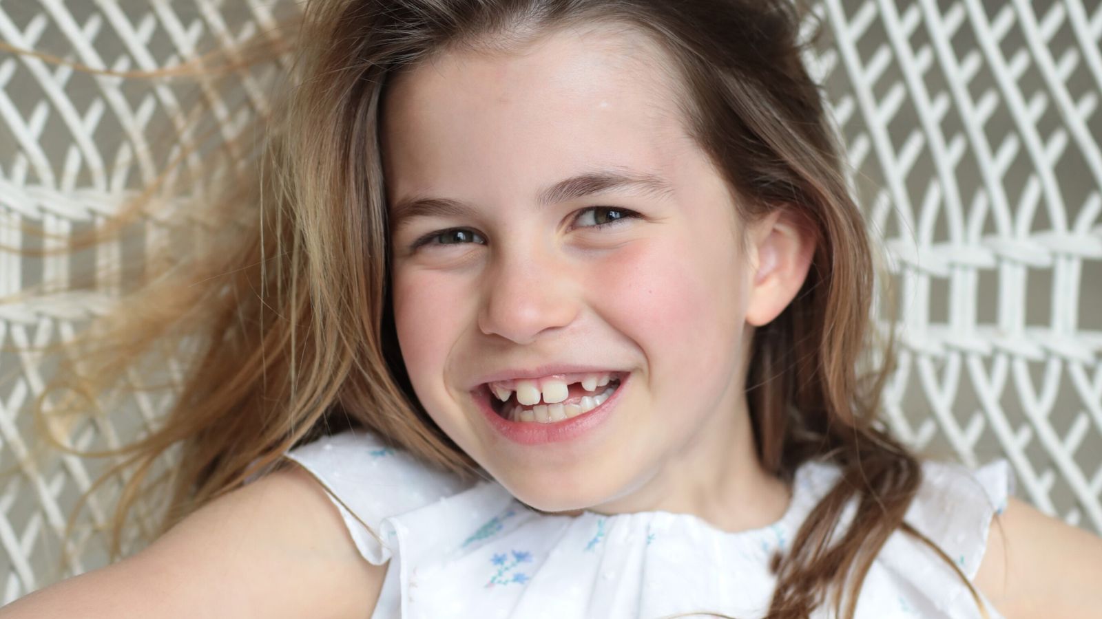 シャーロット王女は、ケイトが 8 歳の誕生日を記念して撮影した新しい写真に登場します。 イギリスのニュース