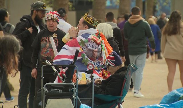 Blue tarpaulin, plastic crowns and copious amounts of toilet roll - Royal fans make... - Vimarsana News
