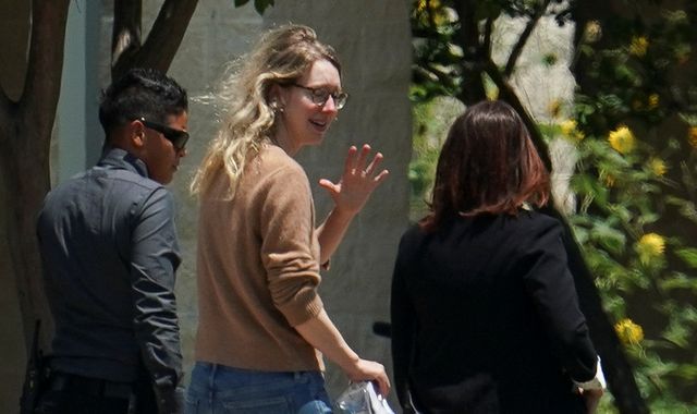 Disgraced Theranos founder Elizabeth Holmes begins prison sentence in Texas - Vimarsana News