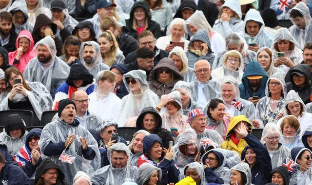 Royal wellwishers descend on London as military personnel march over Westminster Bridge for King's coronation - Vimarsana News