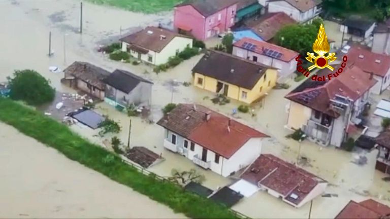 İtalya'nın kuzeyindeki Emilia Romagna bölgesindeki Cesena'da sular altında kalan evler Pic:Vigili del Fuoco/AP