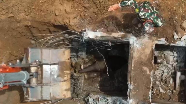 Baby elephant rescued from cement well thailand