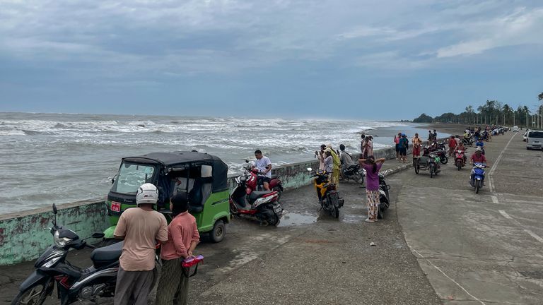 Los lugareños se paran junto al mar antes de que el ciclón Mocha golpee Sittwe, estado de Rakhine