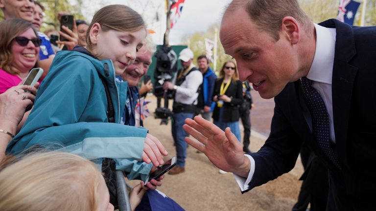 Britain&#39;s Prince William speaks with children as he meets well-wishers during a walkabout on the Mall outside Buckingham Palace ahead of the coronation of Britain&#39;s King Charles and Camilla, Queen Consort, in London, Britain, May 5, 2023. REUTERS/Maja Smiejkowska
