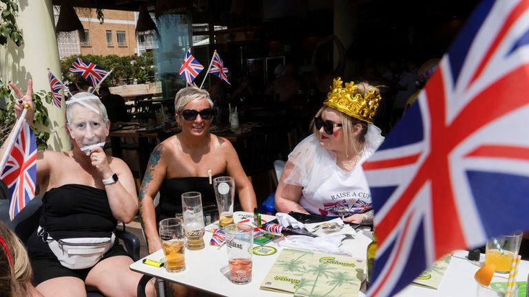 British tourists watch the coronation of Britain&#39;s King Charles and Queen Camilla on TV screens in a pub, in Benidorm, Spain, May 6, 2023. REUTERS/Eva Manez
