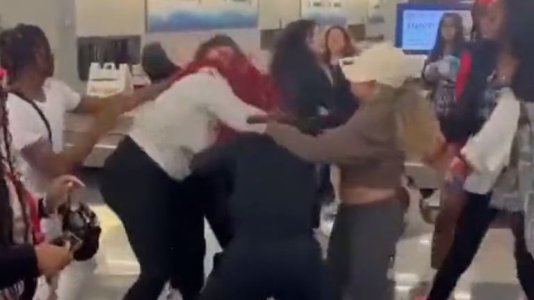 Video kap një përleshje të egër në aeroportin O'Hare të Çikagos 