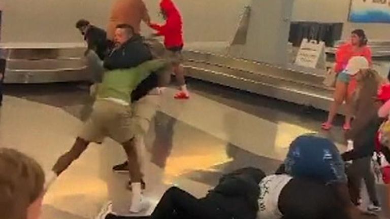 Huge fight breaks out at airport in Chicago