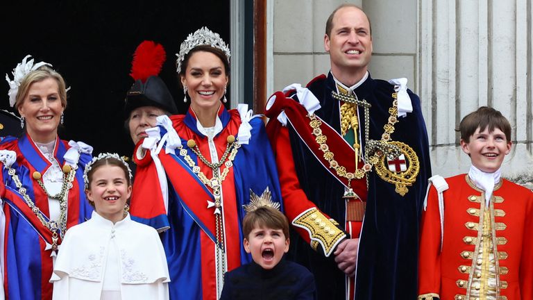 skynews-coronation-balcony_6146359.jpg