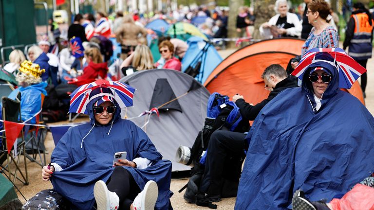 People wait at the Mall outside Buckingham Palace ahead of Britain&#39;s King Charles and Camilla, Queen Consort&#39;s coronation, in London, Britain, May 5, 2023. REUTERS/Clodagh Kilcoyne
