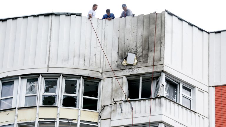 30 Mayıs 2023'te Rusya'nın Moskova kentinde meydana gelen insansız hava aracı saldırısının ardından hasar gören çok katlı bir apartmanın çatısında adamlar görülüyor. REUTERS/Maxim Shemetov