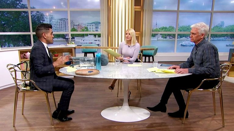 Dr Ranj avec Holly Willoughby et Phillip Schofield ce matin en 2020 Pic: ITV / Shutterstock