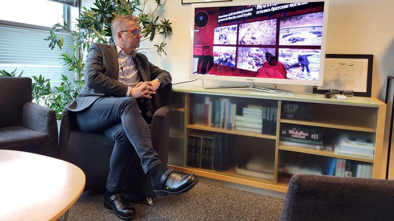 El editor en jefe de Helsingin Sanomat, Antero Mukka, presenta la habitación secreta dentro del videojuego Counter-Strike