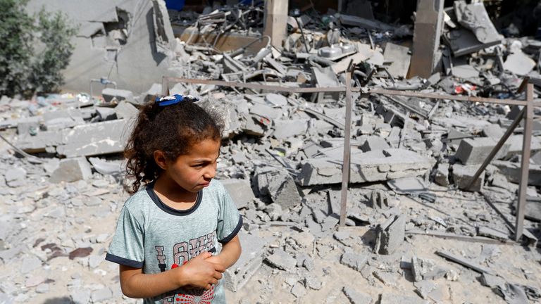 A girl stands outside a damaged house where senior Palestinian Islamic Jihad commander Jihad Ghannam and his wife Wafa were killed in an Israeli strike, in Rafah, in the southern Gaza Strip May 9, 2023. REUTERS/Ibraheem Abu Mustafa
