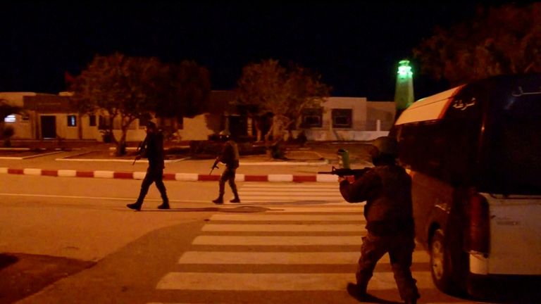 Güvenlik güçleri mensupları, 9 Mayıs 2023'te Tunus'un Cerbe kentinde düzenlenen bir saldırının ardından Ghriba sinagogunun girişinin yakınında dururken, bu ekran bir videodan alınmış.  REUTERS/Stringer TEKRAR SATIŞ YOK.  ARŞİV YOK