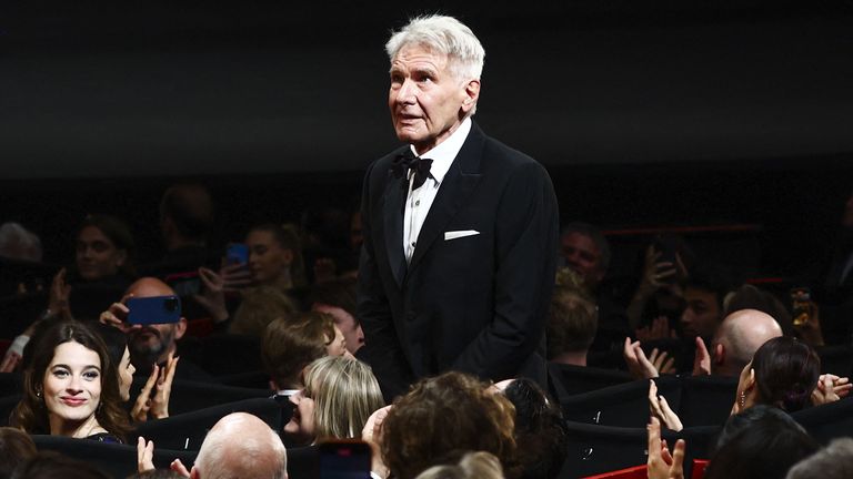 Harrison Ford, Cannes Film Festivali'nde onursal Altın Palmiye Ödülü'ne layık görülmeden önce bir konuşma yapıyor.