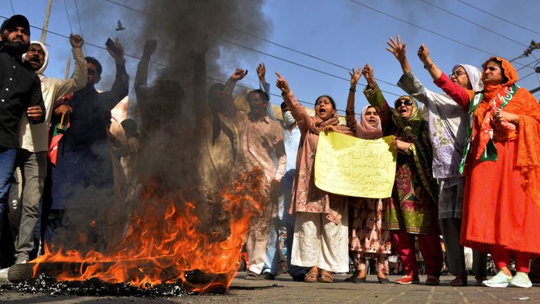 Pakistan'ın eski Başbakanı Imran Khan'ın destekçileri, 9 Mayıs 2023 Salı, Pakistan'ın Haydarabad kentinde liderlerinin tutuklanmasını kınamak için düzenlenen bir protesto sırasında yanan lastiklerin yanında sloganlar atıyor. Polis ve partisinden yetkililer, Salı günü başkent İslamabad'da bir mahkemeye çıkarken eski Başbakan Khan'ın birden fazla yolsuzluk davasıyla ilgili suçlamalarla karşı karşıya kaldığını söyledi.  (AP Fotoğrafı/Pervez Masih)