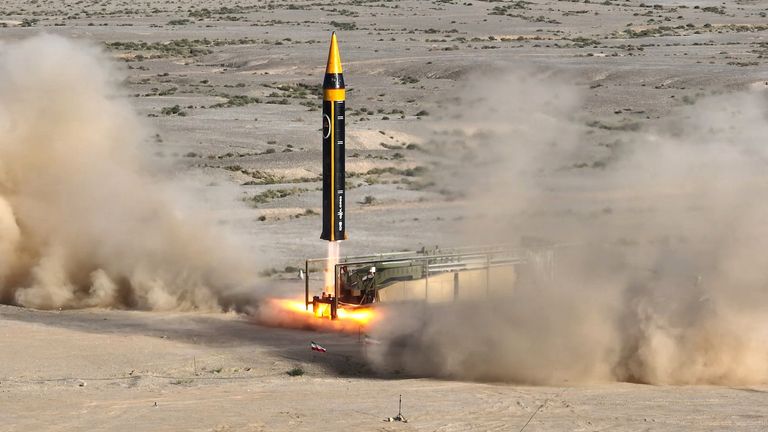 Khaibar adlı 2.000 km menzilli yeni karadan karaya 4. nesil Khorramshahr balistik füzesi İran'da açıklanmayan bir yere fırlatıldı.
