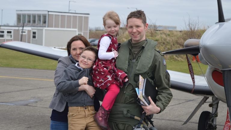 Emekli İrlanda Hava Kuvvetleri pilotu Yüzbaşı Kevin Phipps, son askeri uçuşundan önce ailesiyle birlikte fotoğraflandı