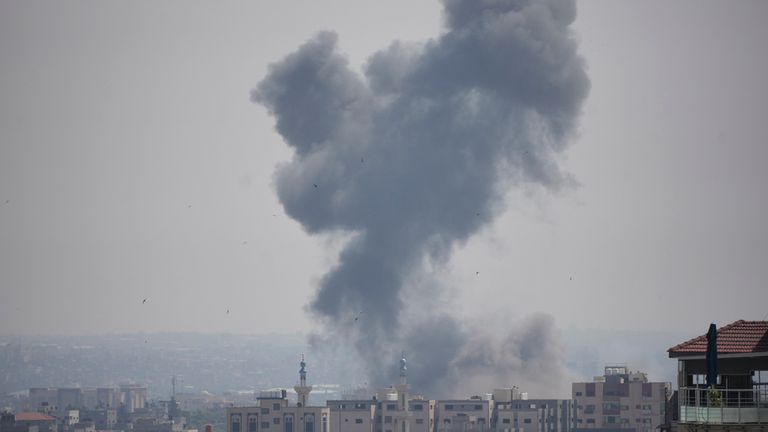 İsrail'in Perşembe günü Gazze'ye düzenlediği hava saldırısının ardından gökyüzünden dumanlar yükseliyor. Resim: AP 