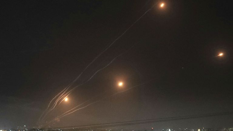 Güney İsrail'de çekilen fotoğraf, Filistinli militan grup İslami Cihad tarafından atılan roketleri gösteriyor.  Resim: AP
