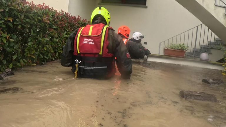 عمال الإنقاذ يقومون بإجلاء السكان من المنازل التي غمرتها المياه