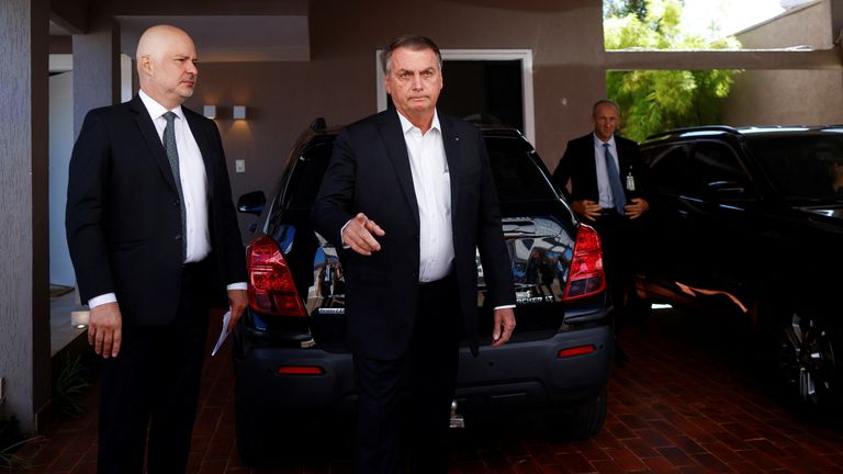 Mantan Presiden Brasil Jair Bolsonaro meninggalkan rumahnya setelah operasi pencarian, di Brasilia, Brasil 3 Mei 2023. REUTERS/Adriano Machado
