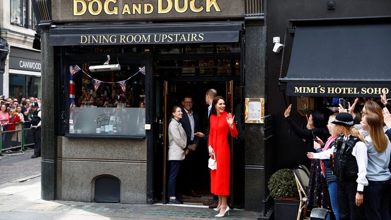 Britain&#39;s Prince William and Catherine, Princess of Wales visit the The Dog and Duck Pub in Soho, London, Britain May 4, 2023. REUTERS/Peter Nicholls