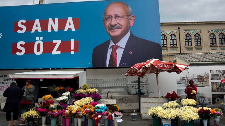 İstanbul, Türkiye'de cumhurbaşkanı adayı Kemal Kılıçdaroğlu'nu gösteren bir reklam panosu Resim: AP 