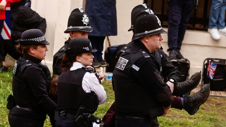 Police officers detain a member of "Just Stop Oil" movement during a protest ahead of Britain&#39;s King Charles&#39; procession to his coronation ceremony from Buckingham Palace to Westminster Abbey, at The Mall in London, Britain May 6, 2023. REUTERS/Yara Nardi/Pool
