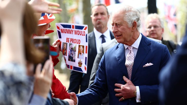 Britain&#39;s King Charles meets well-wishers during a walkabout on the Mall outside Buckingham Palace ahead of his and Camilla, Queen Consort&#39;s coronation, in London, Britain, May 5, 2023. REUTERS/Lisi Niesner
