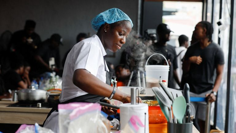 27 yaşındaki Nijeryalı Şef Hilda Bassey, 15 Mayıs 2023'te Nijerya'nın Lagos kentinde bir kişi tarafından en uzun pişirme süresiyle Guinness Dünya Rekoru'nu kırmaya çalışıyor. REUTERS/Temilade Adelaja