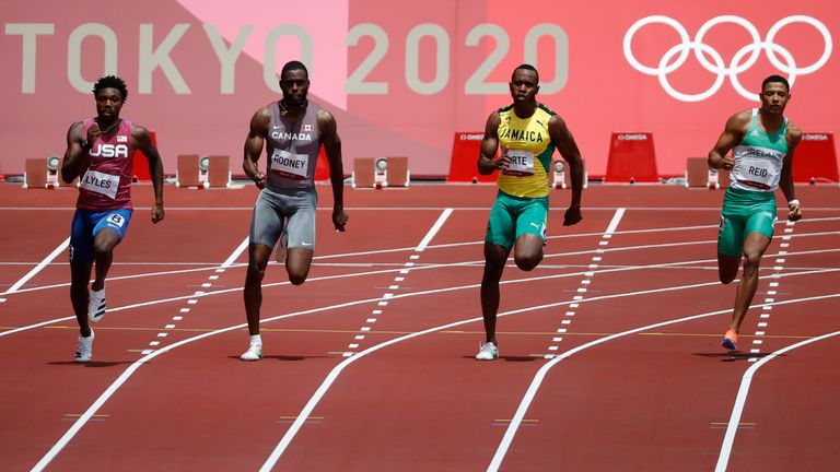 Tokyo 2020 Olimpiyatları - Atletizm - Erkekler 200m - 1. Raunt - Olimpiyat Stadı, Tokyo, Japonya - 3 Ağustos 2021. ABD'den Noah Lyles, Kanada'dan Brendon Rodney, Jamaika'dan Julian Forte ve İrlanda'dan Leon Reid Heat 7 REUTERS/Phil Noble sırasında aksiyon