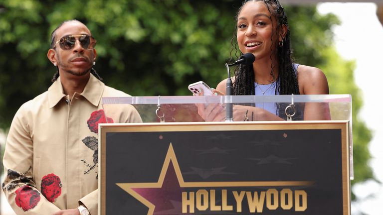 Rapçi Ludacris, rapçi Ludacrisé'nin açılışı sırasında kızı Karma Bridges konuşurken duruyor.  Hollywood Walk Of Fame'de yıldız, Los Angeles, California, ABD 18 Mayıs 2023. REUTERS/Mario Anzuoni