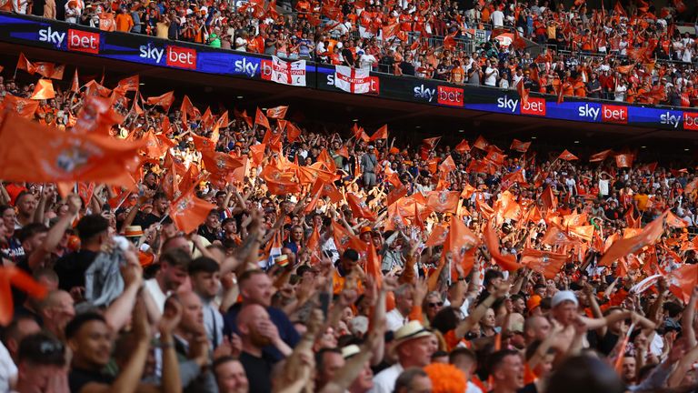 Soccer Football - Championship Play-Off Final - Coventry City v Luton Town - Wembley Stadium, London, Britain - May 27, 2023 Luton Town fans celebrate after Luton Town won the Championship Play-Off Final REUTERS/Carl Recine