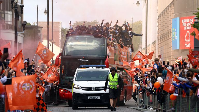 Soccer Football - Championship Play-Off Final - Luton Town Victory Celebration - Luton, Britain - 29 May - May 29, 2023 Luton Town players and staff on a parade bus during their celebration after they were promoted to the Premier League Action Images via REUTERS/Matthew Childs