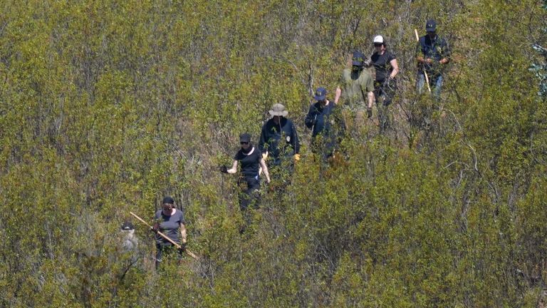 Personnel du réservoir de Barragem do Arade, dans l'Algave, au Portugal, alors que les recherches se poursuivent dans le cadre de l'enquête sur la disparition de Madeleine McCann.  La région est à environ 50 km de Praia da Luz où Madeleine a disparu en 2007. Date de la photo : jeudi 25 mai 2023. Photo PA.  Voir PA story POLICE Portugal.  Le crédit photo doit se lire : Yui Mok/PA Wire