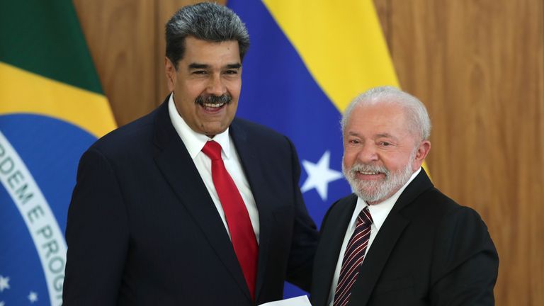 Venezuela&#39;s President Nicolas Maduro, left, and Brazilian President Luiz Inacio Lula da Silva smile at the end of a press conferenc