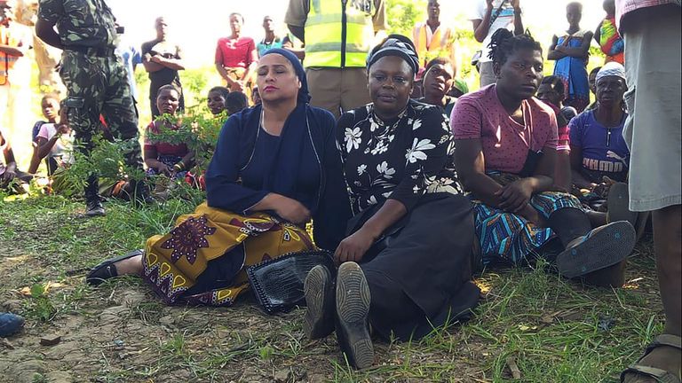 Malavi Su ve Hıfzıssıhha Bakanı Abida Mia, solda, yerel Parlamento Üyesi Gladys Ganda ile bekliyor, sağda