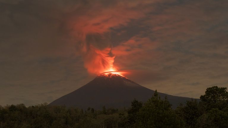 23 May 2023, Mexico, San Nicol&#39;s de los Ranchos: Popocatepetl volcano emits ash, steam and gas. Popocat&#39;petl is one of the most active volcanoes in Mexico. For days it has been emitting ash, steam and gas. However, the experts assumed that the volcanic activity will be limited, as reported by the Disaster Prevention Authority. Photo by: Cesar Guzman/picture-alliance/dpa/AP Images


