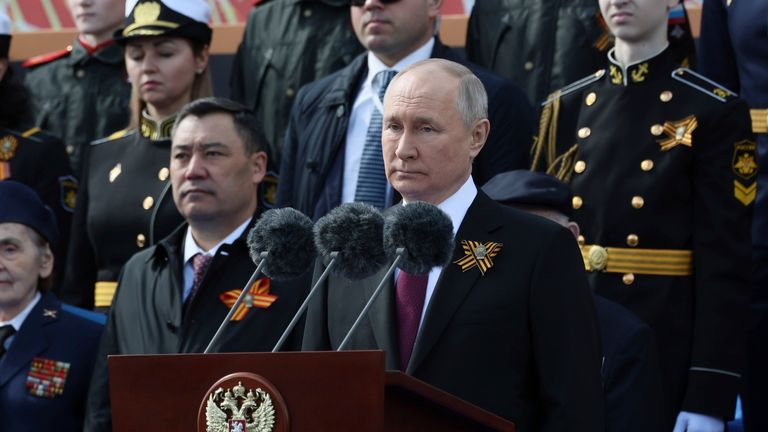 Presiden Rusia Vladimir Putin menyampaikan pidatonya pada parade militer Hari Kemenangan menandai peringatan 78 tahun berakhirnya Perang Dunia II di lapangan Merah di Moskow, Rusia, Senin, 9 Mei 2022. (Gavriil Grigorov, Sputnik, Kremlin Pool Photo via AP )