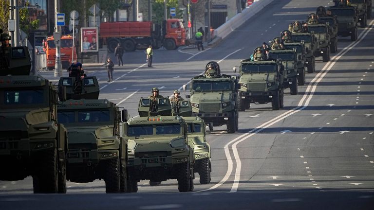 Kendaraan militer bergerak menuju Lapangan Merah untuk menghadiri parade militer Hari Kemenangan di Moskow, Rusia, Selasa, 9 Mei 2023, menandai peringatan 78 tahun berakhirnya Perang Dunia II.  (Foto AP/Alexander Zemlianichenko)