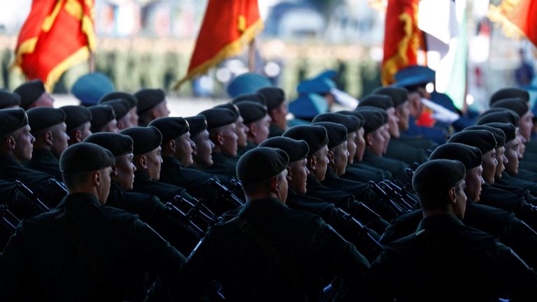 Tentara Rusia berbaris dalam barisan sebelum parade militer pada Hari Kemenangan, yang menandai peringatan 78 tahun kemenangan atas Nazi Jerman dalam Perang Dunia Kedua, di Moskow, Rusia 9 Mei 2023. REUTERS/Maxim Shemetov