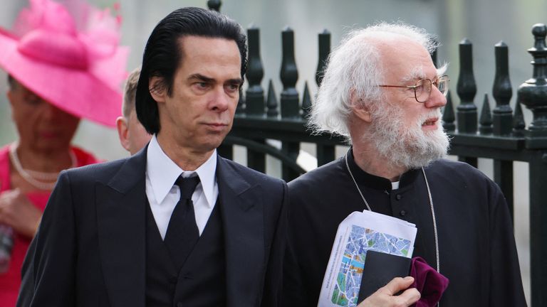 Nick Cave y Rowan Williams llegan para la coronación del Rey Carlos y la Reina Camila de Gran Bretaña en la Abadía de Westminster en Londres, el 6 de mayo de 2023. REUTERS/Henry Nicholls