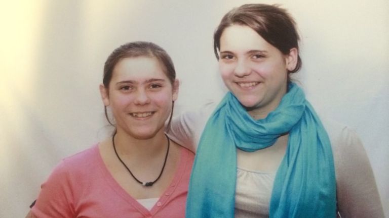 Nikki Davis (L) with her sister Laura