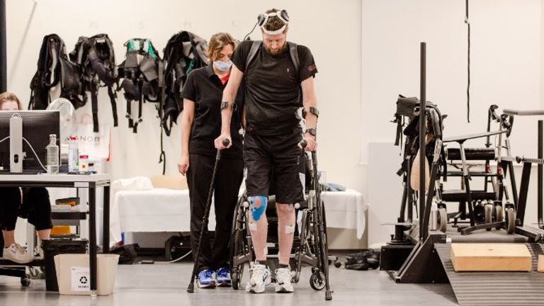 Un homme qui était paralysé a pu remarcher.  Photo : EPFL/CHUV/UNIL et CEA/CHUGA/UGA 