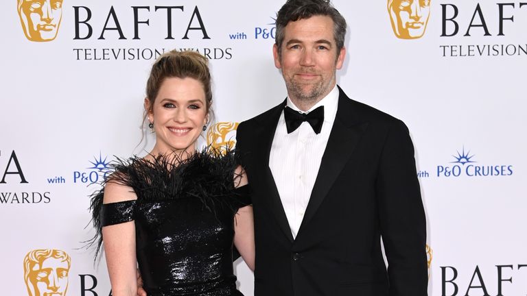 Colin From Accounts, BAFTA TV Ödülleri'nde Harriet Dyer ve Patrick Brammall'ı canlandırıyor.  Resim: David Fisher/Shutterstock